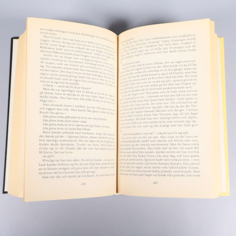 Uppslag med inre sidor från boken Eld född med text på svenska