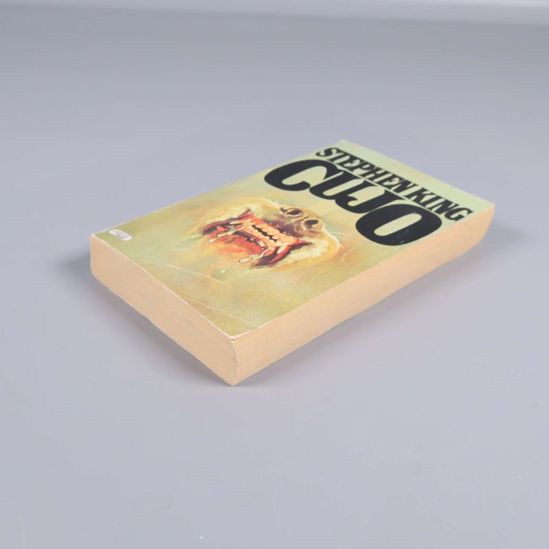 Cujo pocketbok liggande, synliga slitage på omslaget