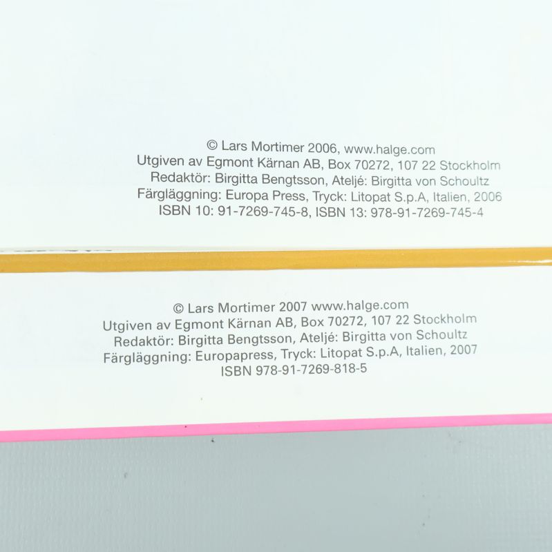Närbild på copyright-sidan med ISBN nummer från båda böckerna