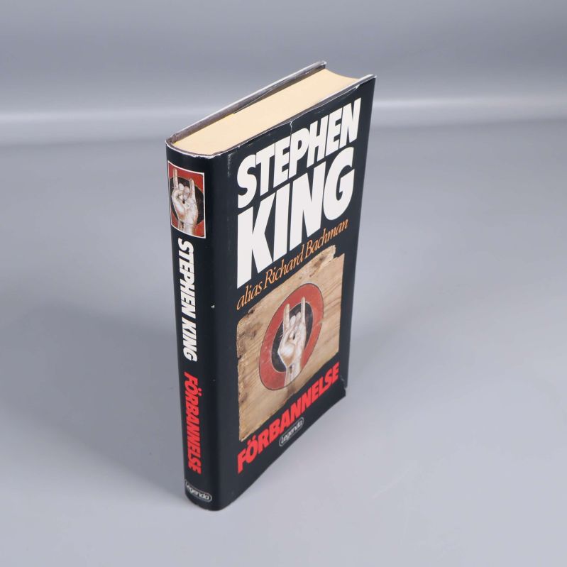 Förbannelse av Stephen King sedd snett framifrån med ryggtext