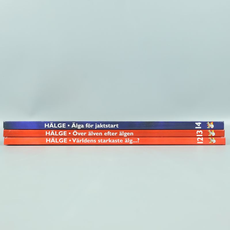 Ryggen på tre Hälge album med titlar och volymnummer tydliga