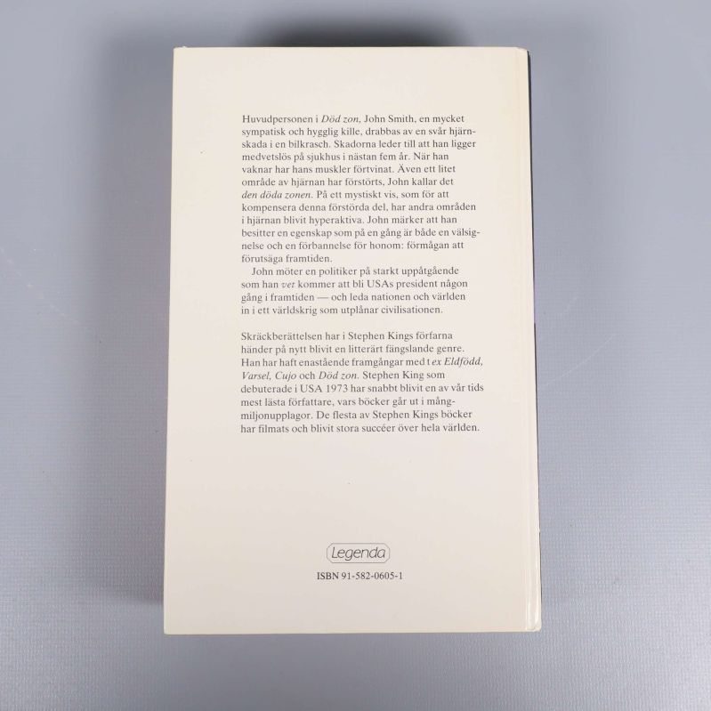Baksida av boken Död zon med svensk beskrivande text och ISBN