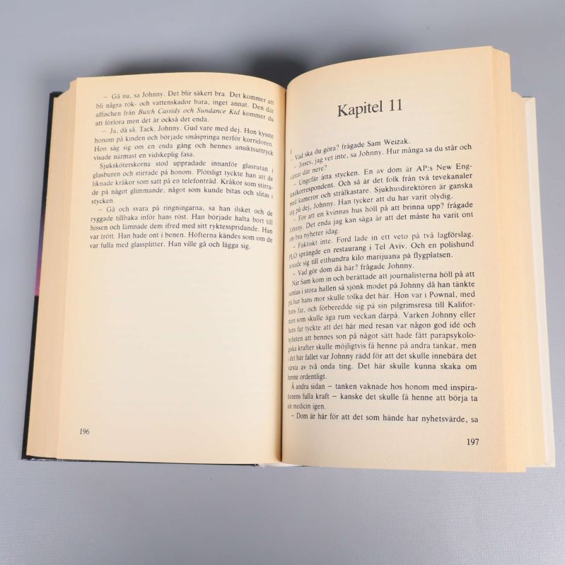 Närbild på kapitel 11 i Död zon, text på svenska