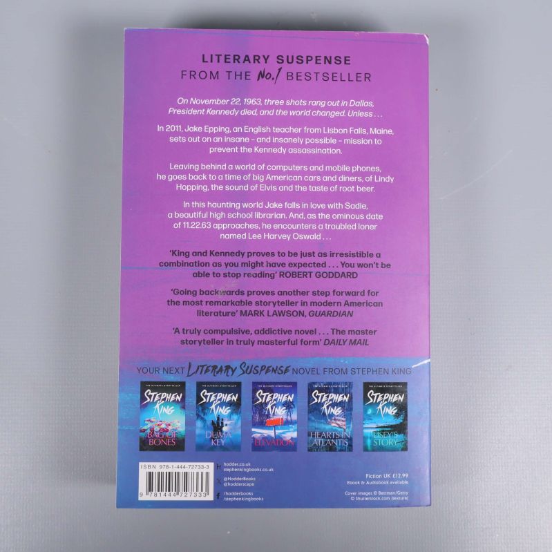 Baksida av romanen 11.22.63 med beskrivning och ISBN-nummer synligt