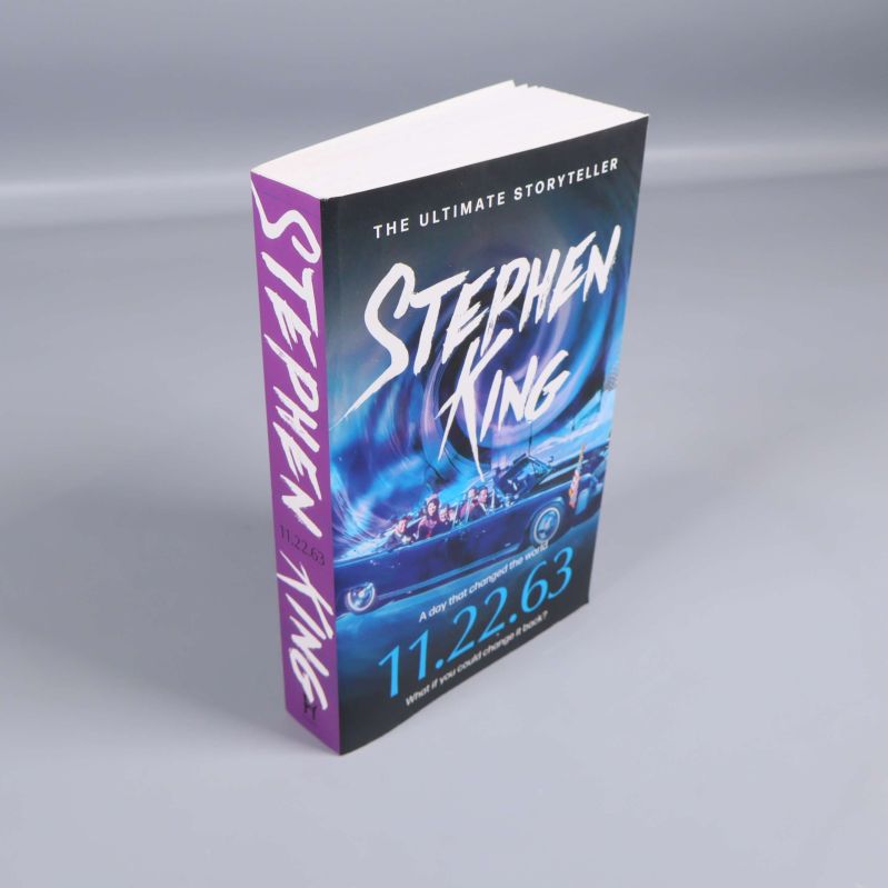Romanen 11.22.63 av Stephen King i stående vinkel som visar rygg och omslag
