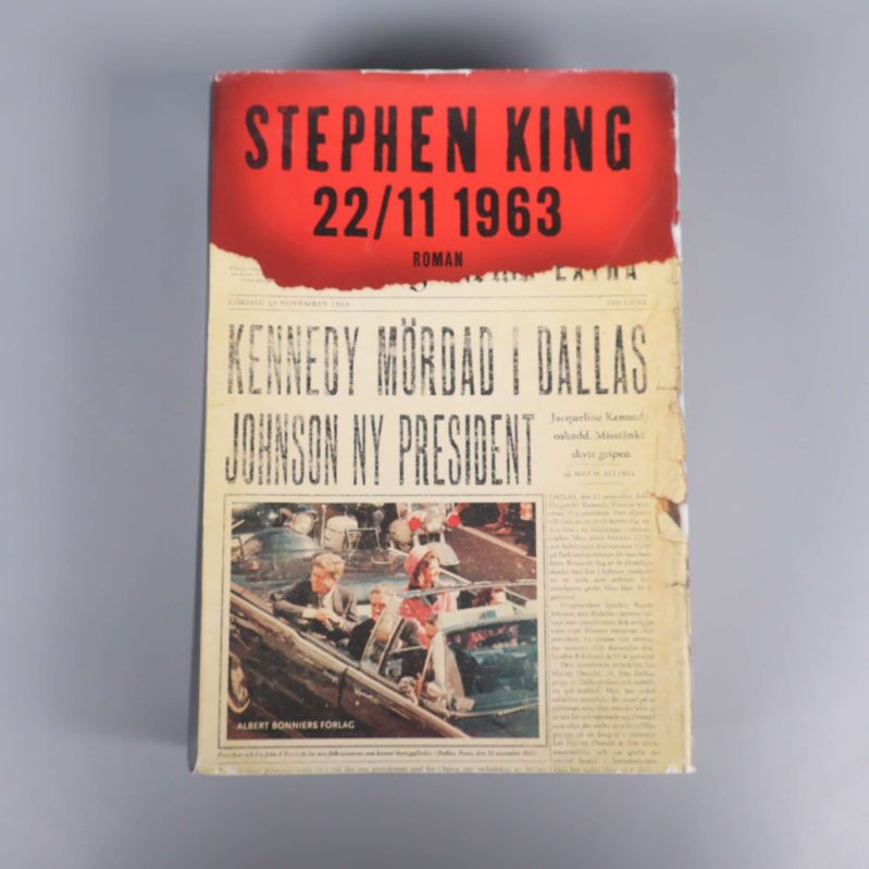 Framsida av boken 22/11 1963 av Stephen King med färgstarkt tidningsomslag och titeln tydligt synlig