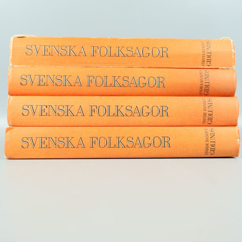 Ryggar av fyra böcker i Svenska folksagor-serien staplade