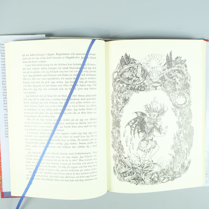 Uppslag med text och fantasifull illustration i svartvitt