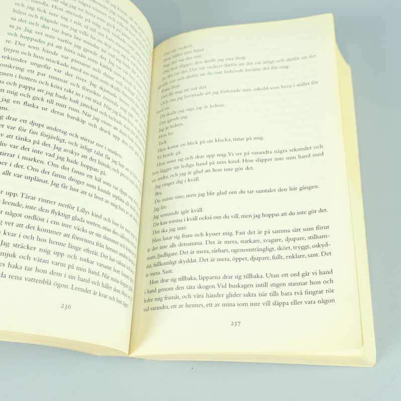 Uppslaget bok, inlaga på sidan 236–237 med svensk text