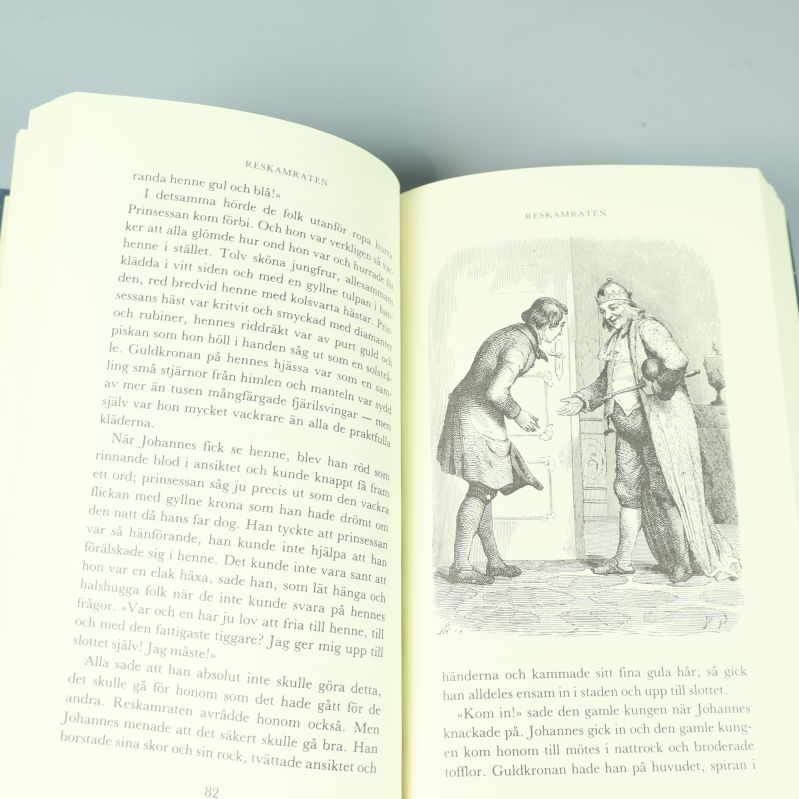 Uppslag ur boken med text och illustration från sagan Reskamraten