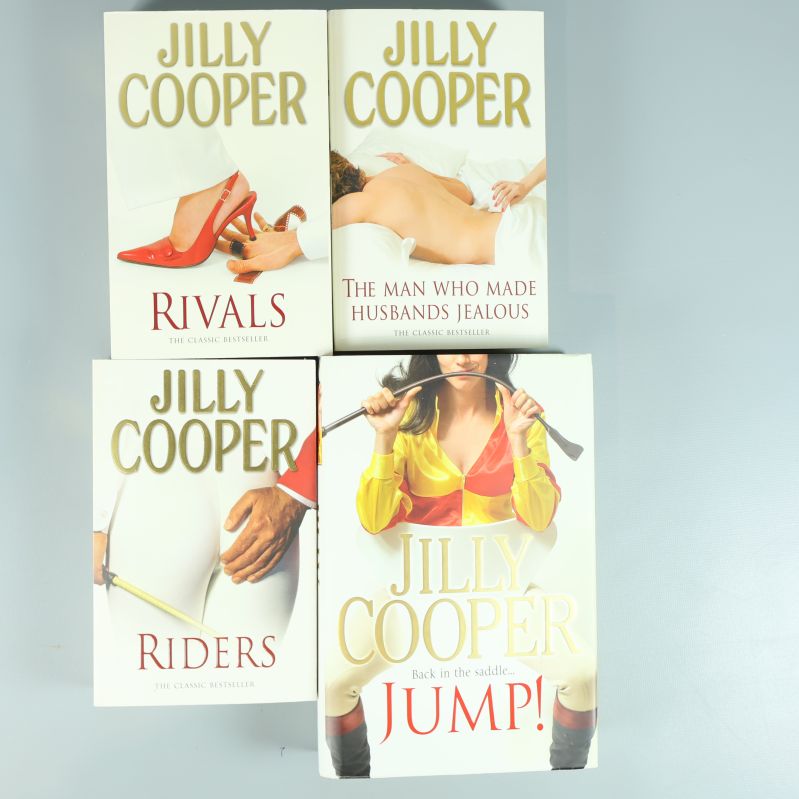 Fyra engelska romaner av Jilly Cooper med färgstarka omslag, titlar synliga