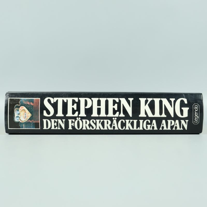 Rygg på boken Den förskräckliga apan av Stephen King