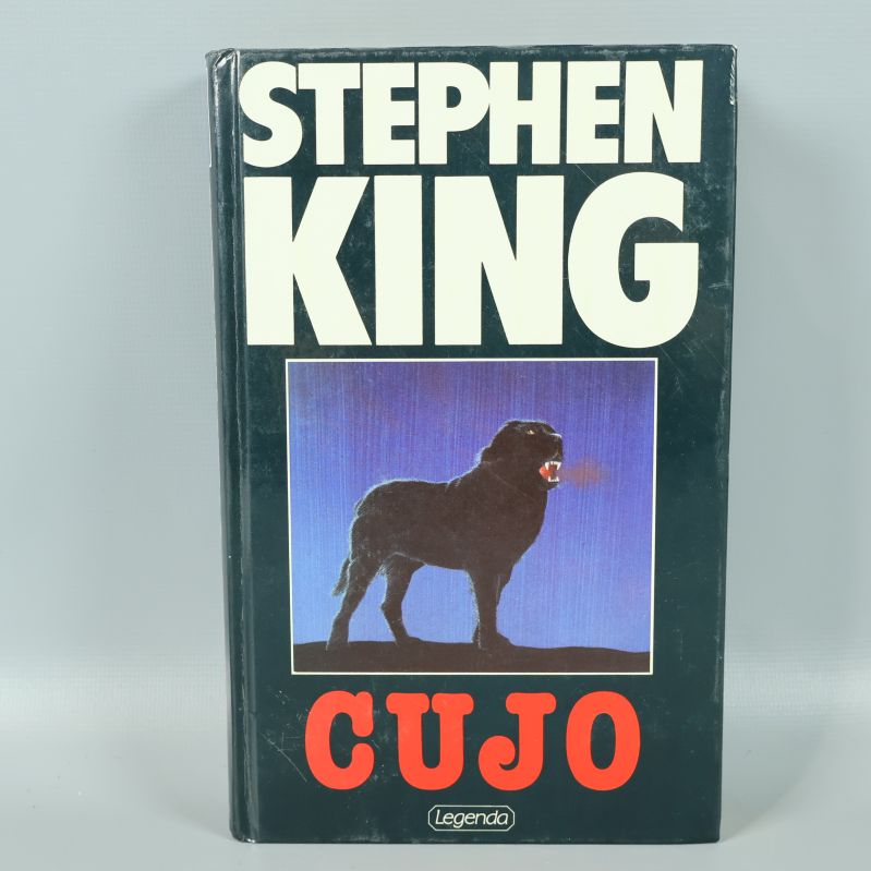 Framsida av Cujo av Stephen King med hundmotiv och starka färger