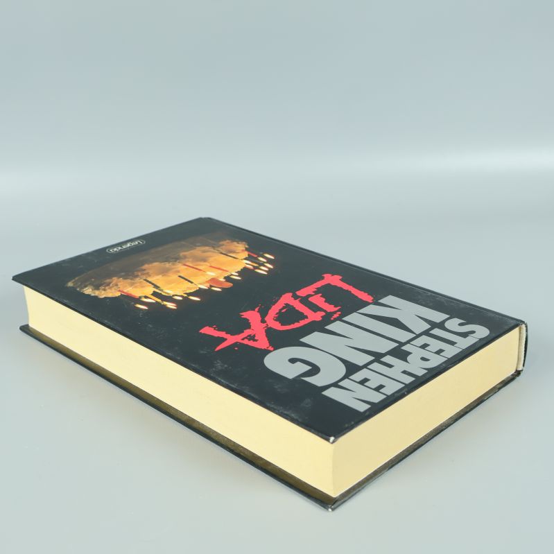 Lida av Stephen King liggande, visar kartonnage och sidor