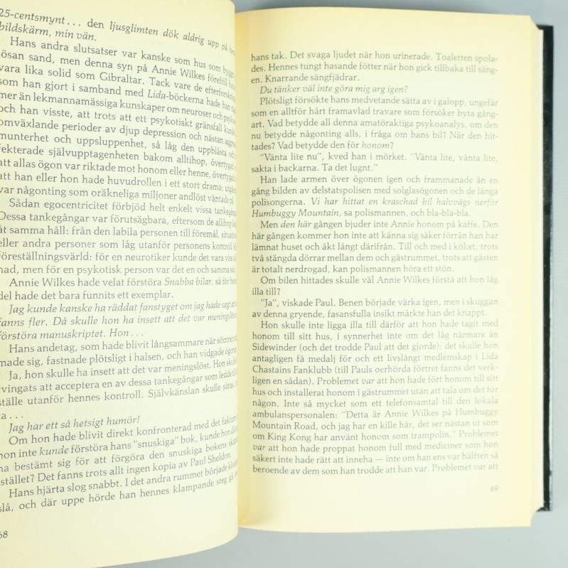 Uppslag ur Lida av Stephen King med text på svenska