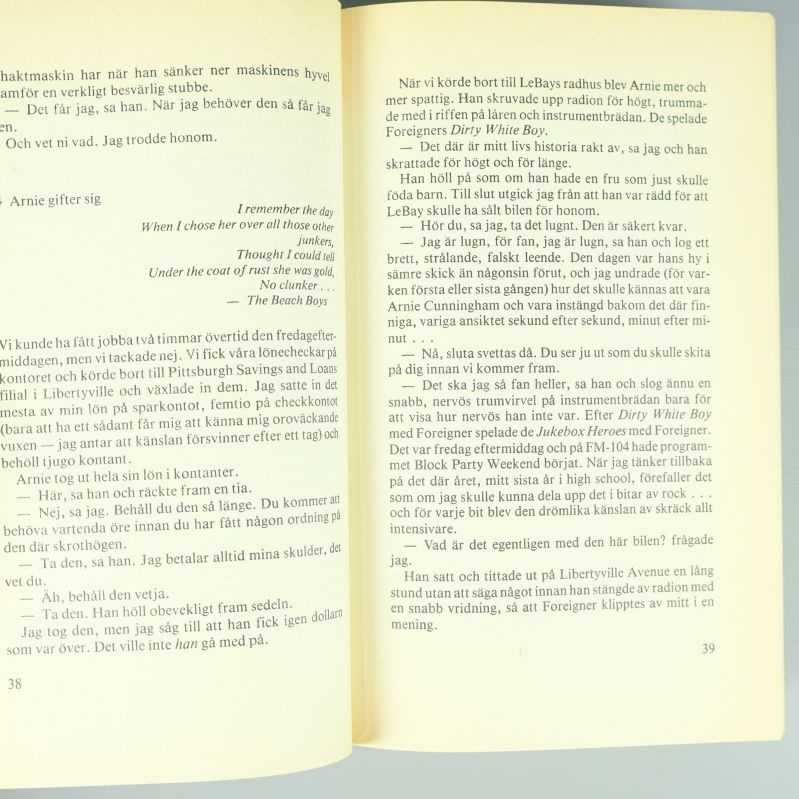 Uppslag ur Christine av Stephen King med text på svenska