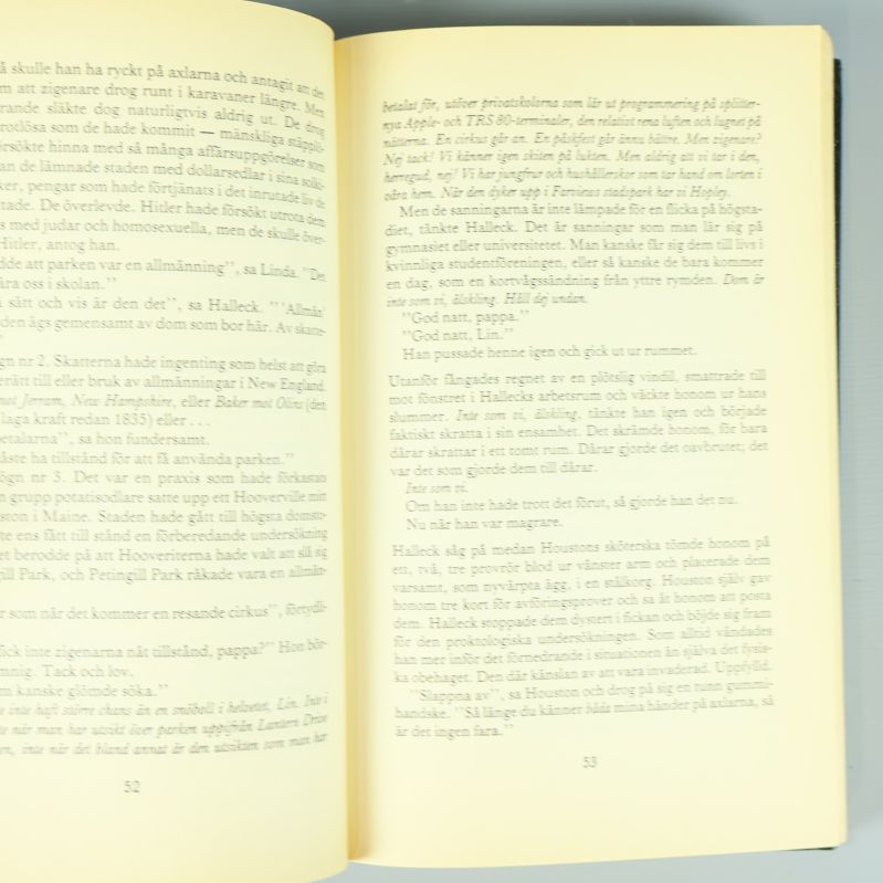 Uppslag i boken Förbannelse med två sidor text