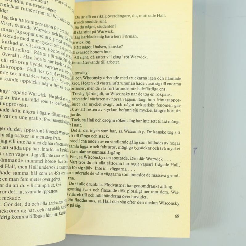 Uppslag från sidan 69 i Dödsbädden med löpande svensk text