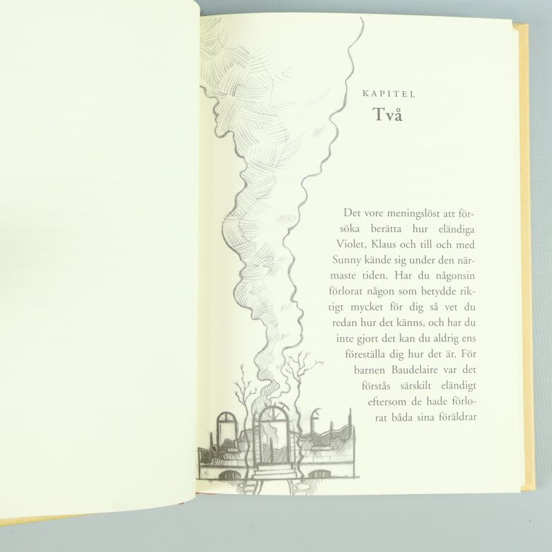 Uppslag ur boken med illustration av brinnande hus och kapiteltext