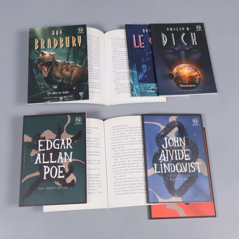 Öppnade Novellix-böcker visar inlaga med text och sex omslag är delvis synliga