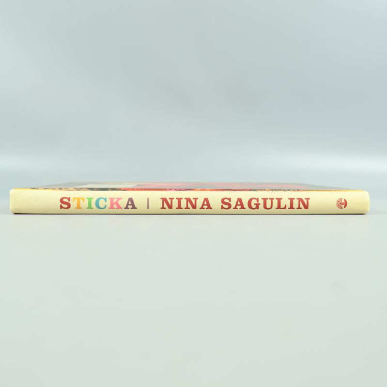 Bokens rygg visar titeln Sticka och författarnamnet Nina Sagulin