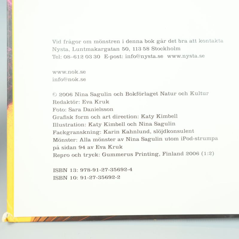 Närbild på information om bokens utgivningsår och ISBN-nummer