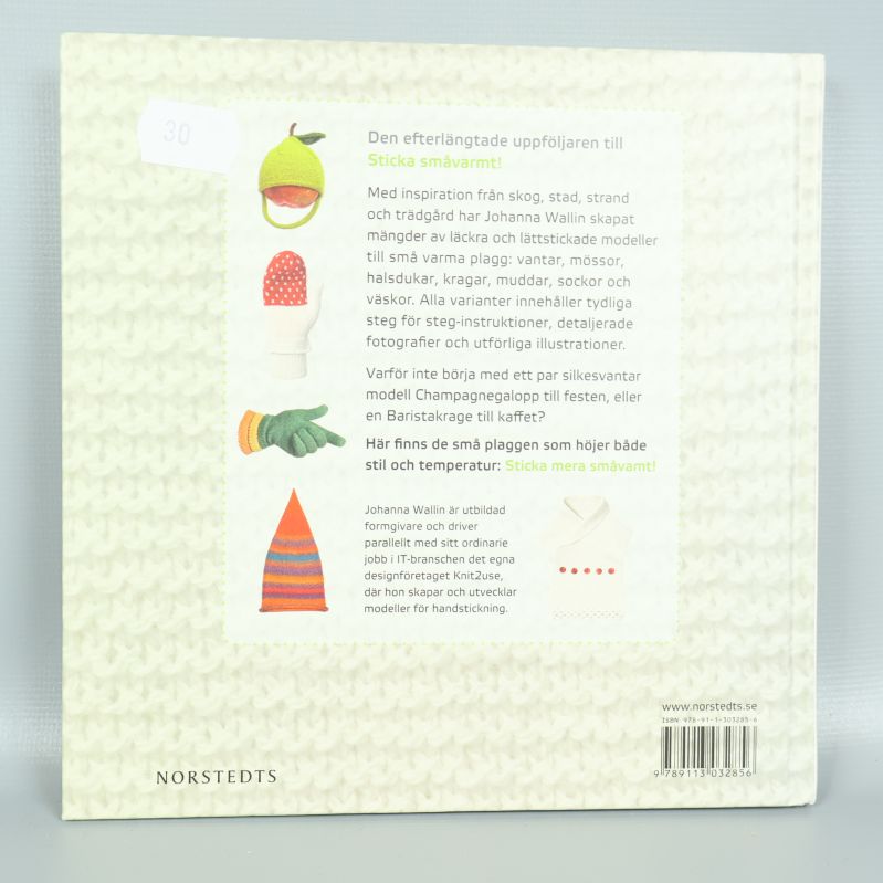 Baksidan av boken Sticka mera småvarmt med illustrationer av stickade plagg