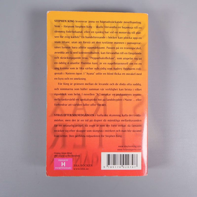 Baksidan av boken Strax efter solnedgången med textbeskrivning och streckkod