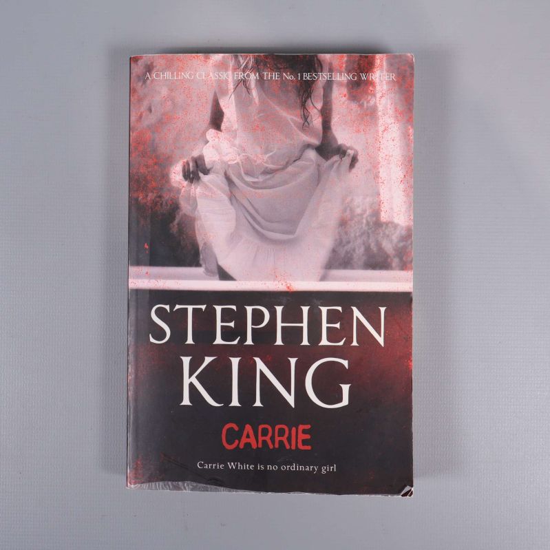 Omslag av Carrie av Stephen King med svart och rött motiv