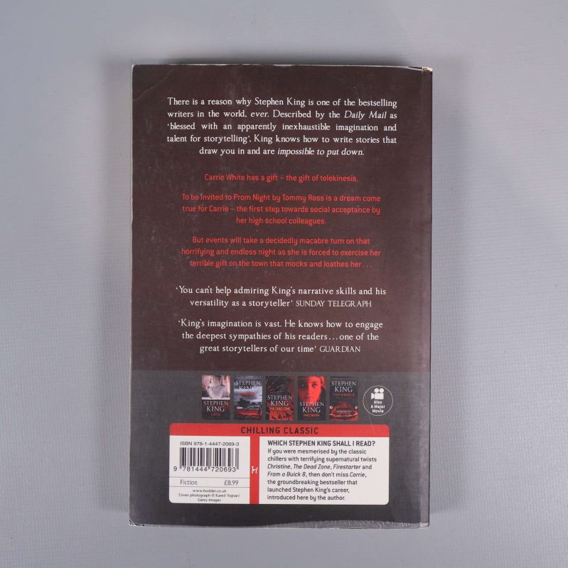 Baksida av Carrie av Stephen King med sammanfattning och ISBN