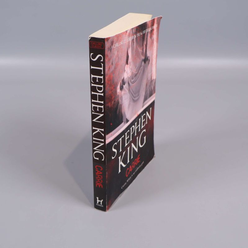 Carrie av Stephen King sedd snett framifrån med synlig rygg