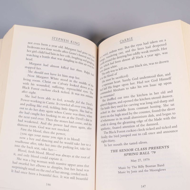Uppslag ur Carrie av Stephen King med tryckt text på båda sidor