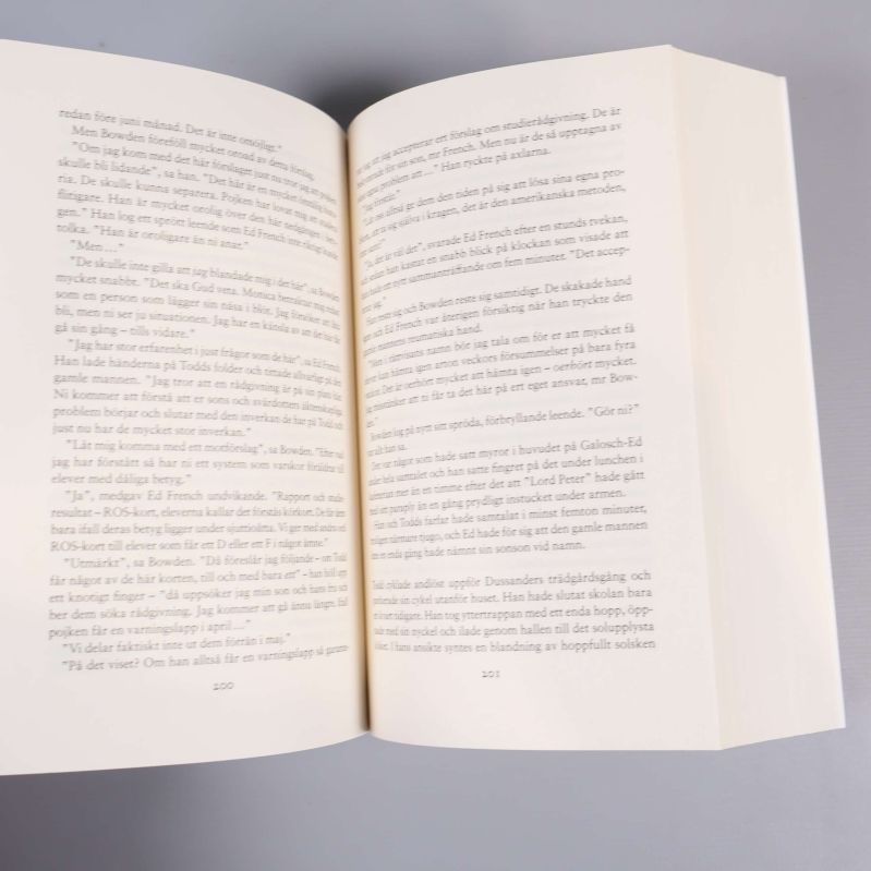 Uppslag med text inuti boken Årstider på svenska
