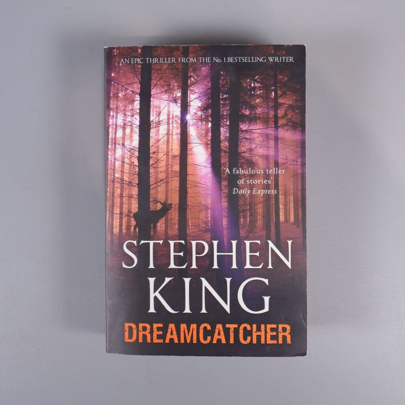Framsida av boken Dreamcatcher av Stephen King med skogsmotiv och tydlig titel