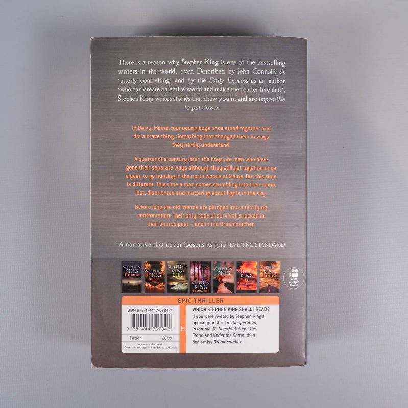 Baksida av boken Dreamcatcher av Stephen King inkluderar bokbeskrivning och ISBN-nummer