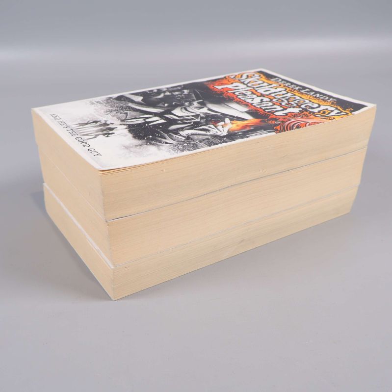 Staplade Skulduggery Pleasant-böcker sedda från sidan