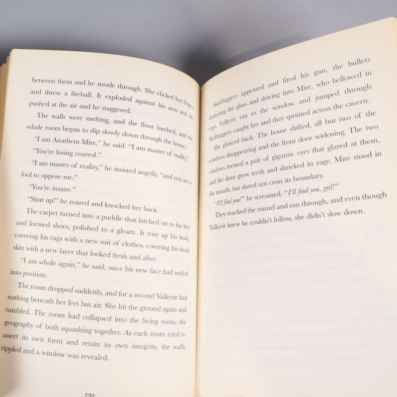 Uppslag från inuti Skulduggery Pleasant-bok med engelsk text