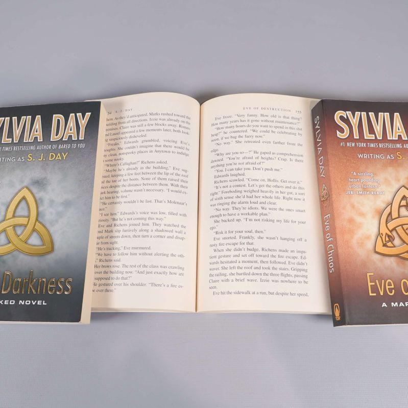 Uppslagna sidor ur Sylvia Days Marked-serie, visar inre tryck och text.
