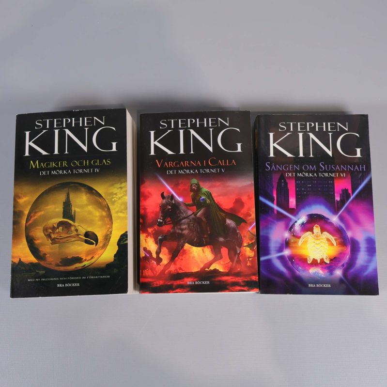 Tre böcker ur Det mörka tornet-serien, framsida visas