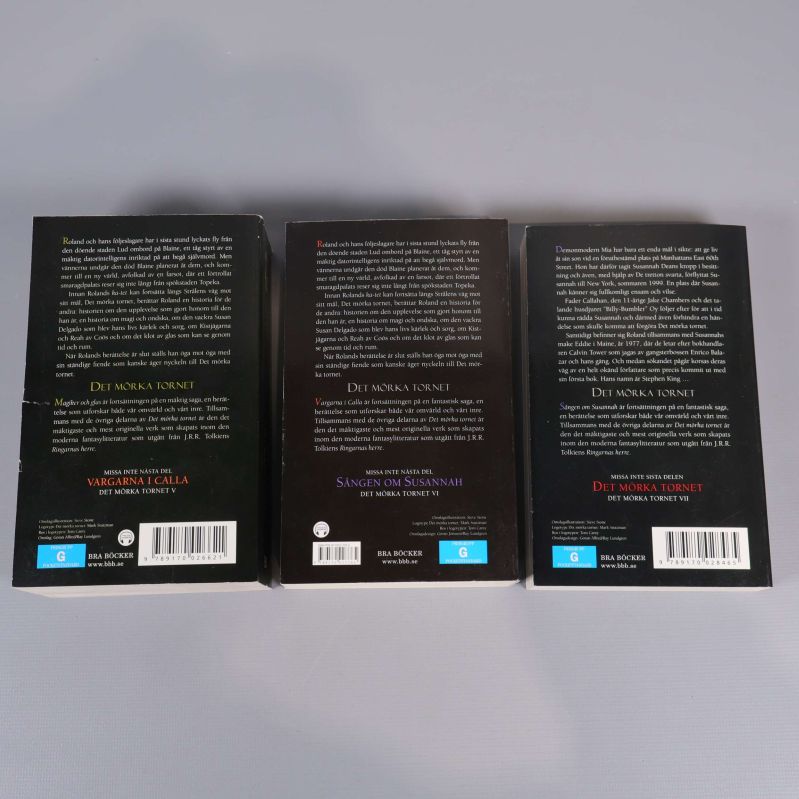 Baksidorna på tre böcker ur Det mörka tornet-serien