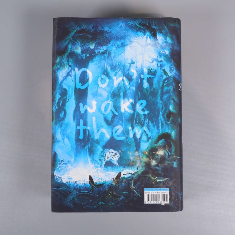 Baksida av boken Sleeping beauties med texten Don't wake them och tigrar