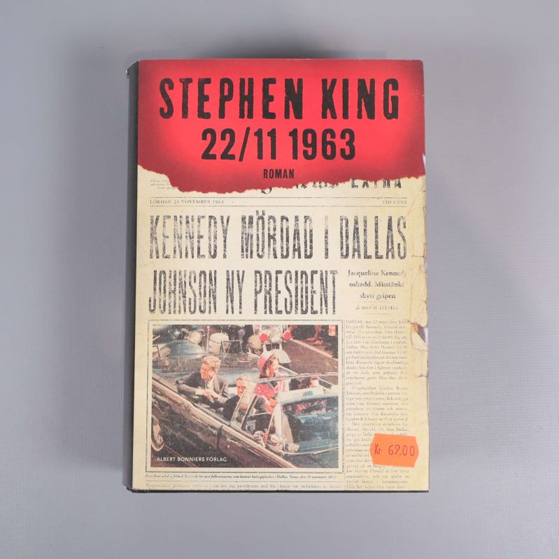 Framsidan av romanen 22/11 1963 av Stephen King med tidningsomslag
