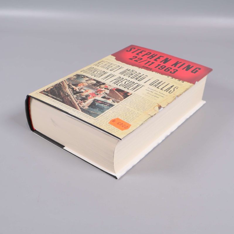 Romanen 22/11 1963 av Stephen King liggande med synliga sidor