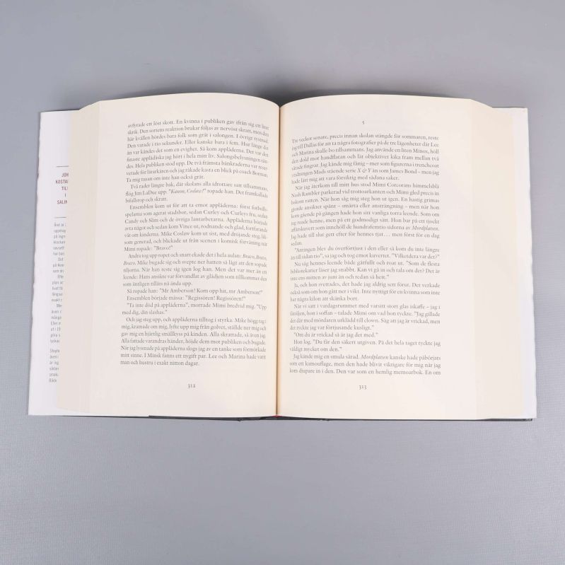 Uppslag inne i romanen 22/11 1963 med text på svenska