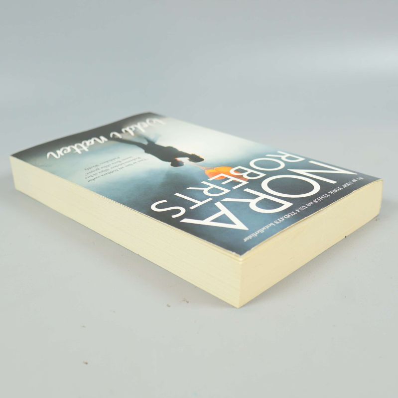 Snett liggande bok Dold i natten av Nora Roberts