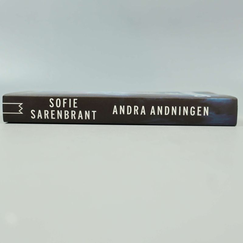 Bokrygg med texten Sofie Sarenbrant Andra andningen i vita bokstäver