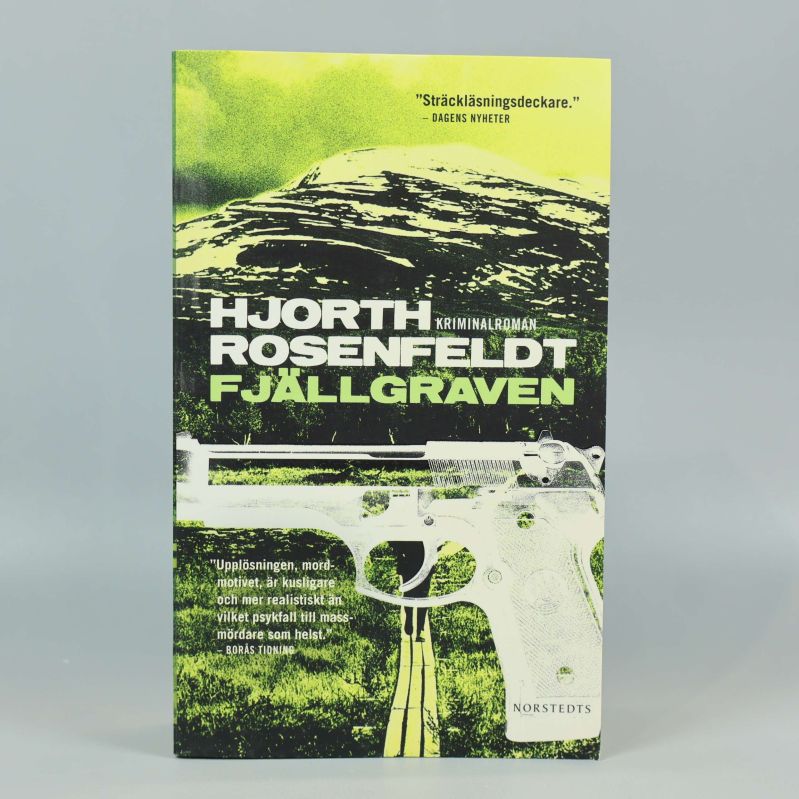 Framsida av pocketboken Fjällgraven med grönt omslag och pistolillustration