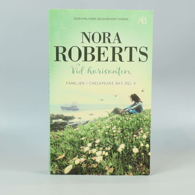 Framsida av boken Vid horisonten av Nora Roberts med grön ton och somrigt motiv