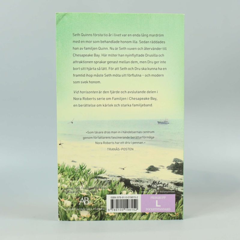 Baksida av boken Vid horisonten med beskrivning av handlingen och ISBN-nummer