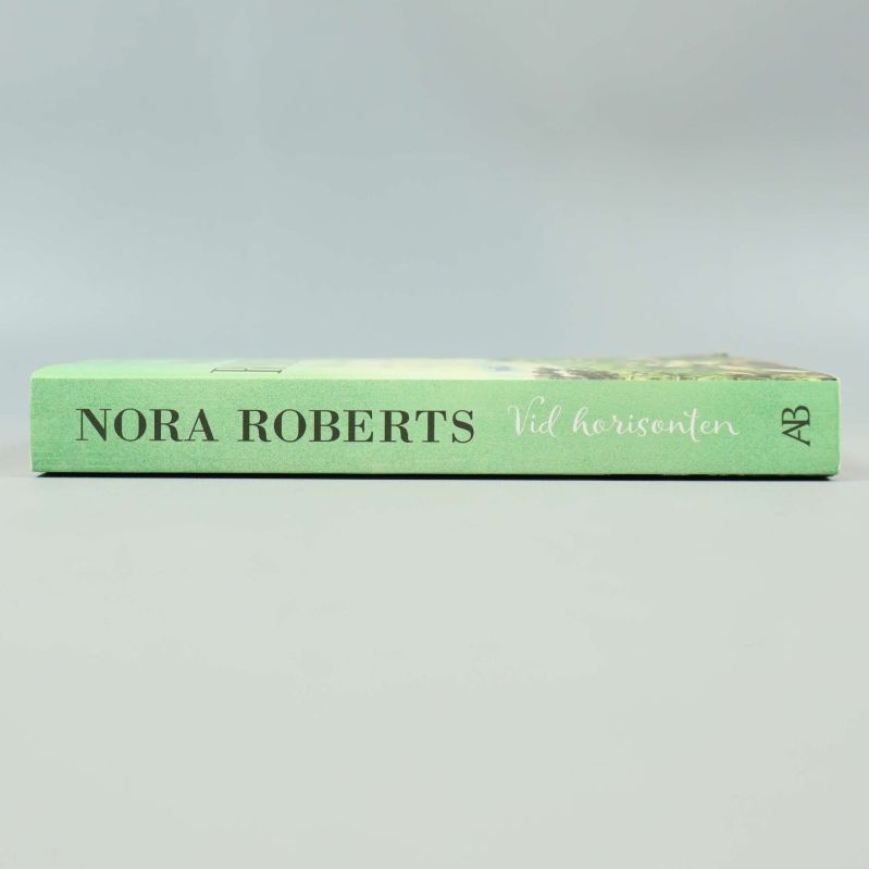 Bokrygg på Vid horisonten av Nora Roberts i grönt
